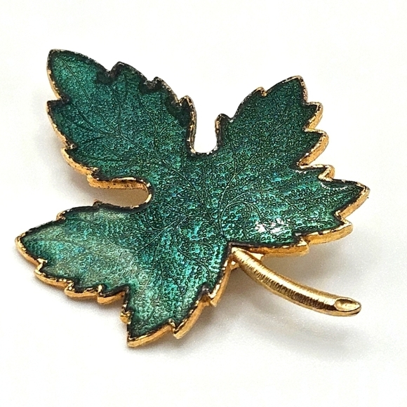 VINTAGE Green Enamel Maple Leaf Brooch Pin Gold Tone Hardware Fall Nature - Picture 1 of 6